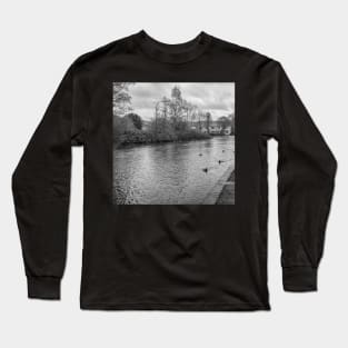 View over the River Wye in the Derbsyshire town of Bakewell Long Sleeve T-Shirt